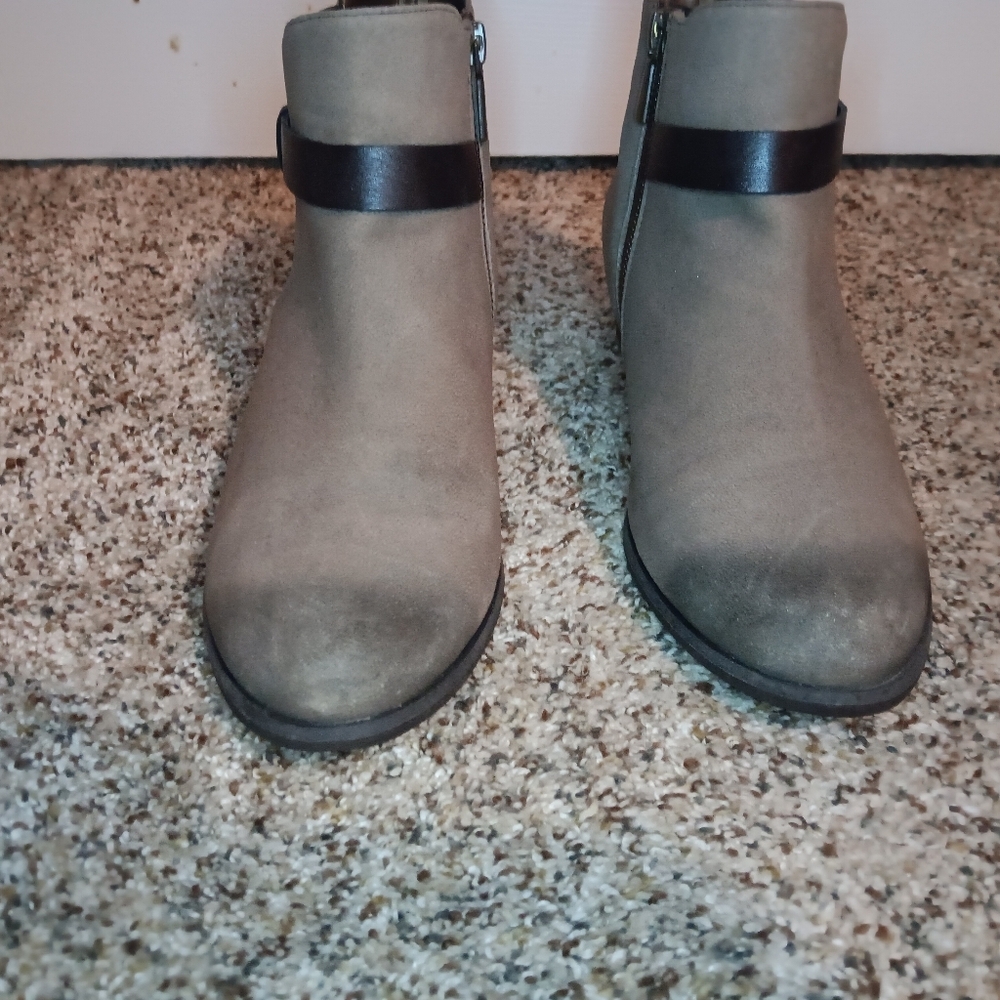 BP Distressed Leather Block Heel Ankle Boot - Picture 4 of 7